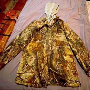 Men’s RedHead Medium Camouflage Jacket with hood, pockets exterior & interior
